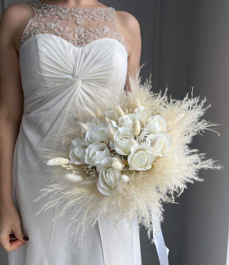 Hochzeitsstrauß Weiß – künstliche Rosen und Pampasgras Deko
