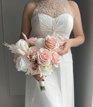 Künstlicher Brautstrauß aus weißen und puderrosafarbenen Rosen – elegantes Hochzeitsbouquet