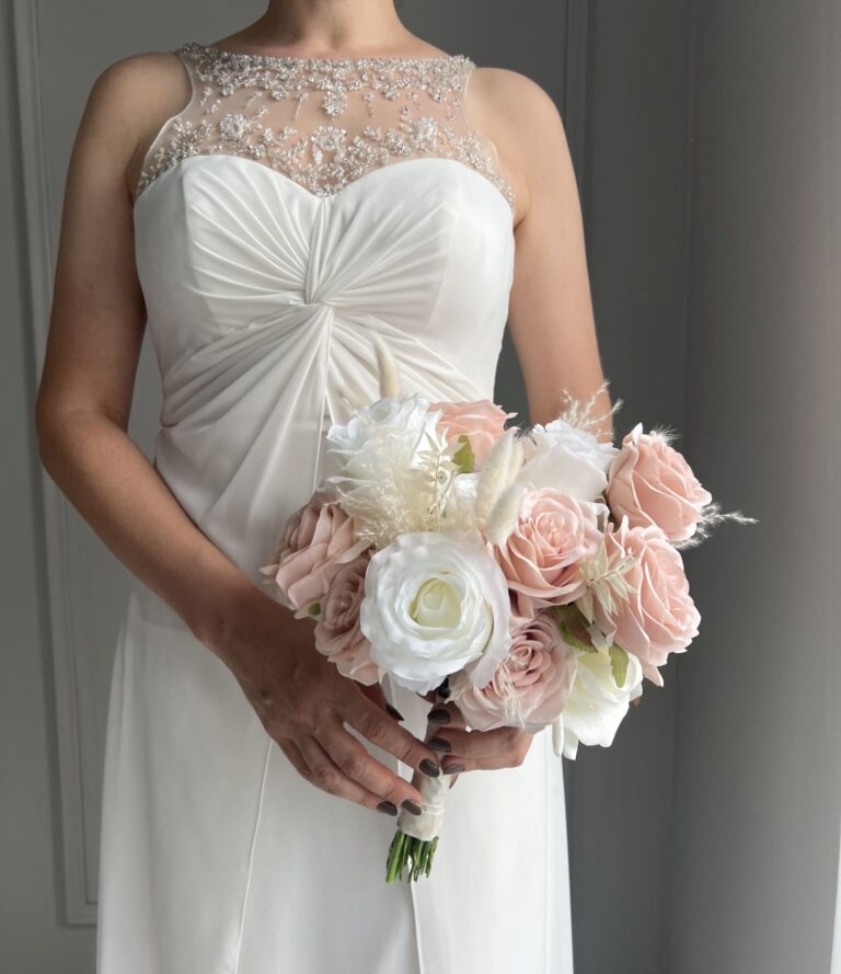 Eleganter künstlicher Brautstrauß aus weißen und beige-rosa Rosen für Hochzeit