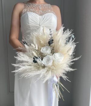 Trockenblumen Brautstrauß „Rosen und Eukalyptus in weiß“ – elegant und zeitlos