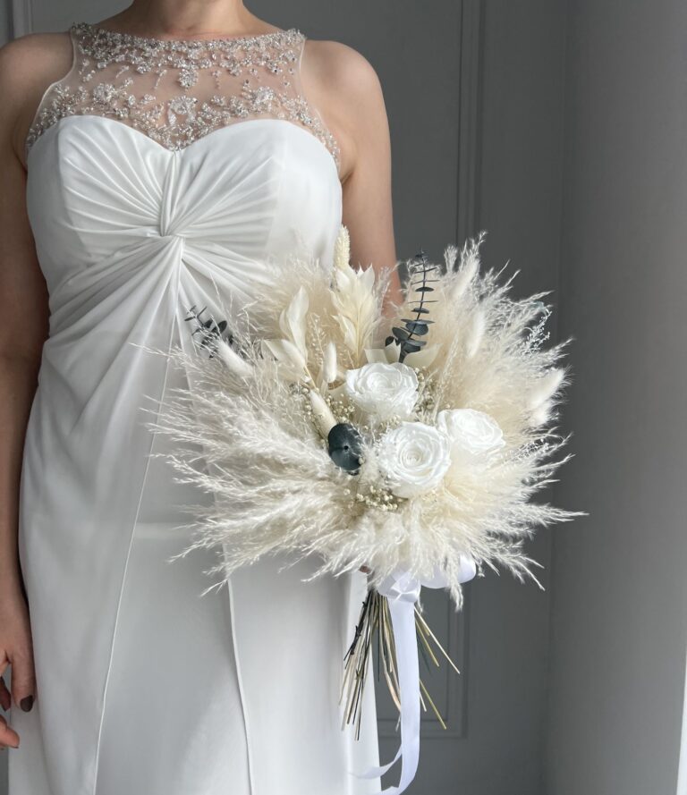 Hochzeitsstrauß Trockenblumen Weiß – Rosen & Eukalyptus für Braut