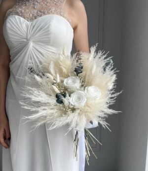 Eleganter Trockenblumenstrauß „Rosen und Eukalyptus in weiß“ für Hochzeit