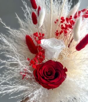 Romantischer Trockenblumen Brautstrauß in Rot-Weiß mit Rosen und weißem Pampasgras