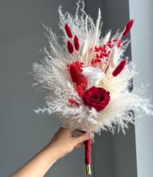 Boho Brautstrauß aus Trockenblumen – rote und weiße Rosen mit Pampas und Eukalyptus