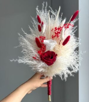 Eleganter Trockenblumen Brautstrauß mit konservierten Rosen in Rot und Weiß