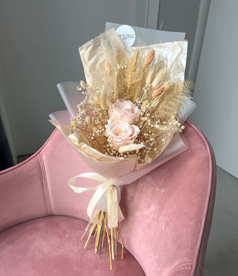 Eleganter Trockenblumenstrauß mit zwei Rosen in Creme und Beige