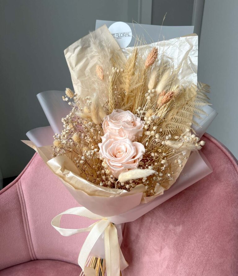 Natürlicher Trockenblumenstrauß mit zwei Rosen in Ivory und Lagurus