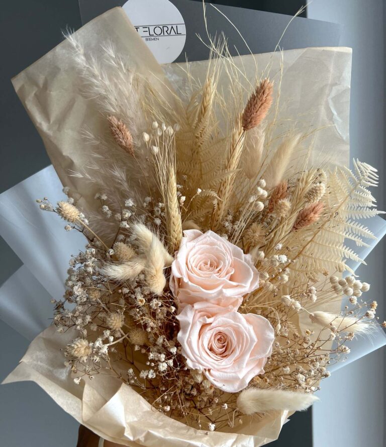 Dekorativer Trockenblumenstrauß mit zwei Rosen und sanften Naturtönen