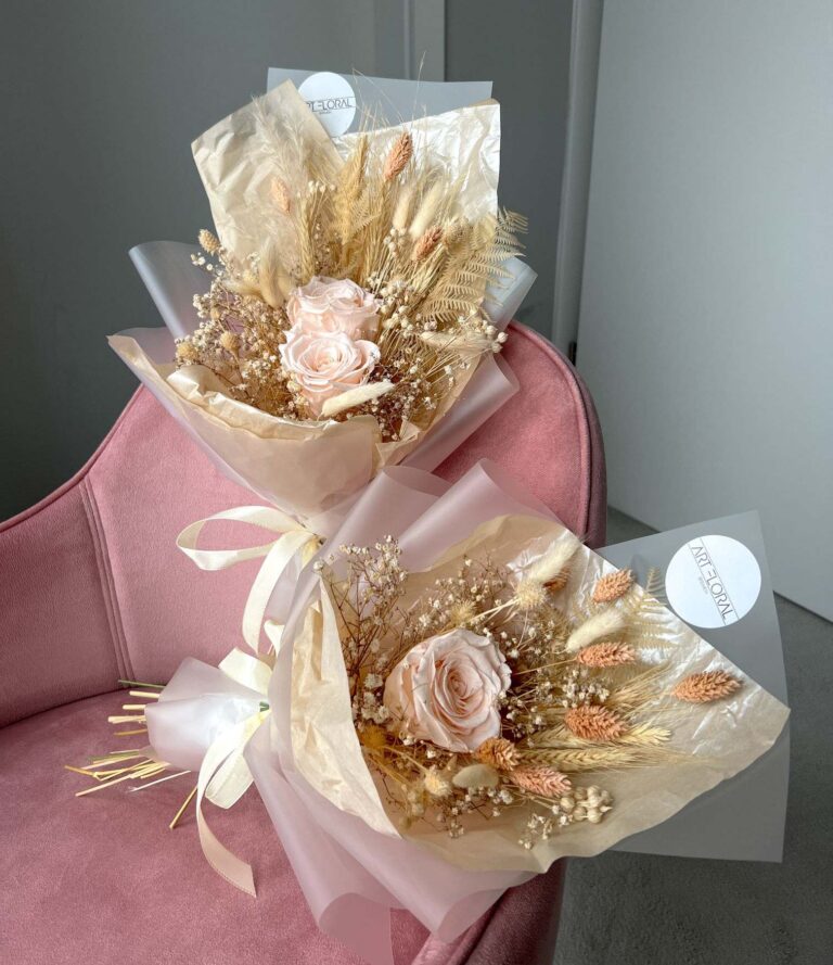 Natürlicher Trockenblumenstrauß mit Rose in Ivory und Lagurus