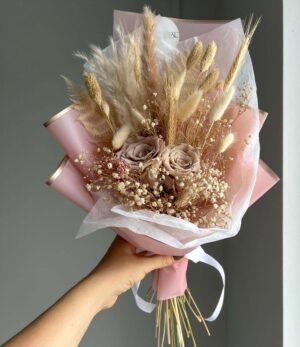 Trockenblumenstrauß mit zwei Rosen in Nude und Naturtönen