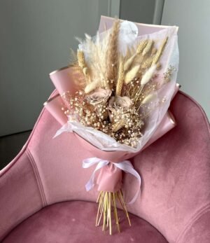 Dekorativer Trockenblumenstrauß mit zwei konservierten Rosen in Beige