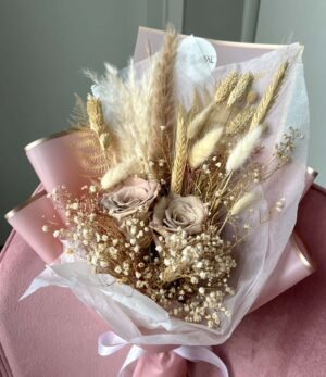 Eleganter Trockenblumenstrauß in Nude und Weiß mit Pampasgras