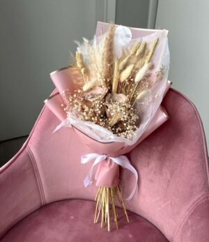 Natürlicher Trockenblumenstrauß in warmen Nude- und Cremetönen