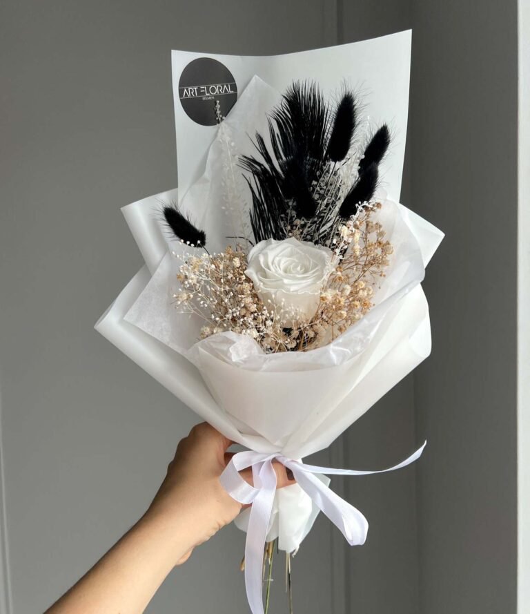 Trockenblumenstrauß mit rosa Rose, weißen und schwarzen Trockenblumen und schwarzem Federakzent