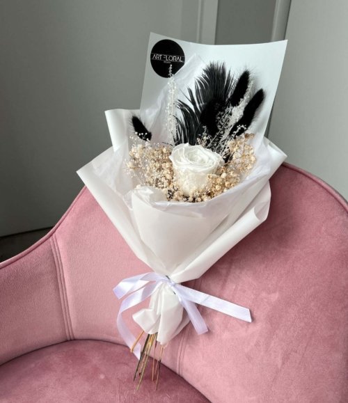 Eleganter Boho-Trockenblumenstrauß mit rosa Rose und kontrastreichen Schwarz-Weiß-Blumen