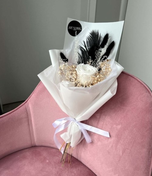 Natürlicher Trockenblumenstrauß mit Rosa, Schwarz und Weiß sowie schwarzem Federdetail