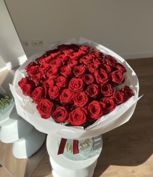 Luxuriöser Rosenstrauß aus 50 roten Rosen als Geschenk.