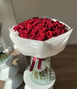 Roter Blumenstrauß 50 Rosen elegant gebunden in weißer Hülle.