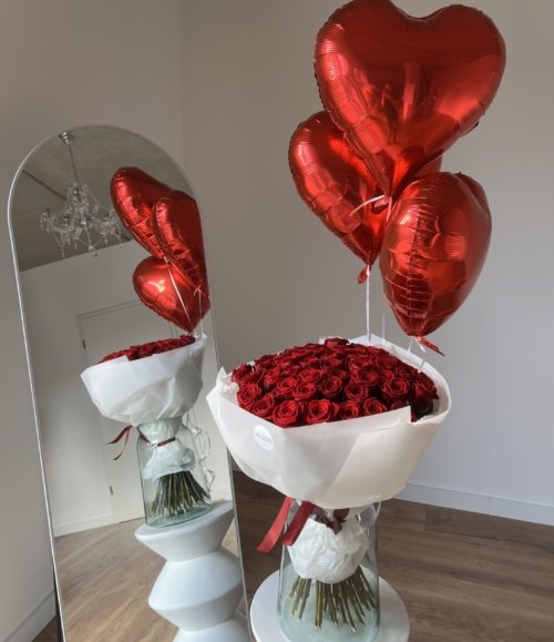 Beeindruckender Rosenstrauß mit 50 roten Rosen für Valentinstag oder Jubiläum.