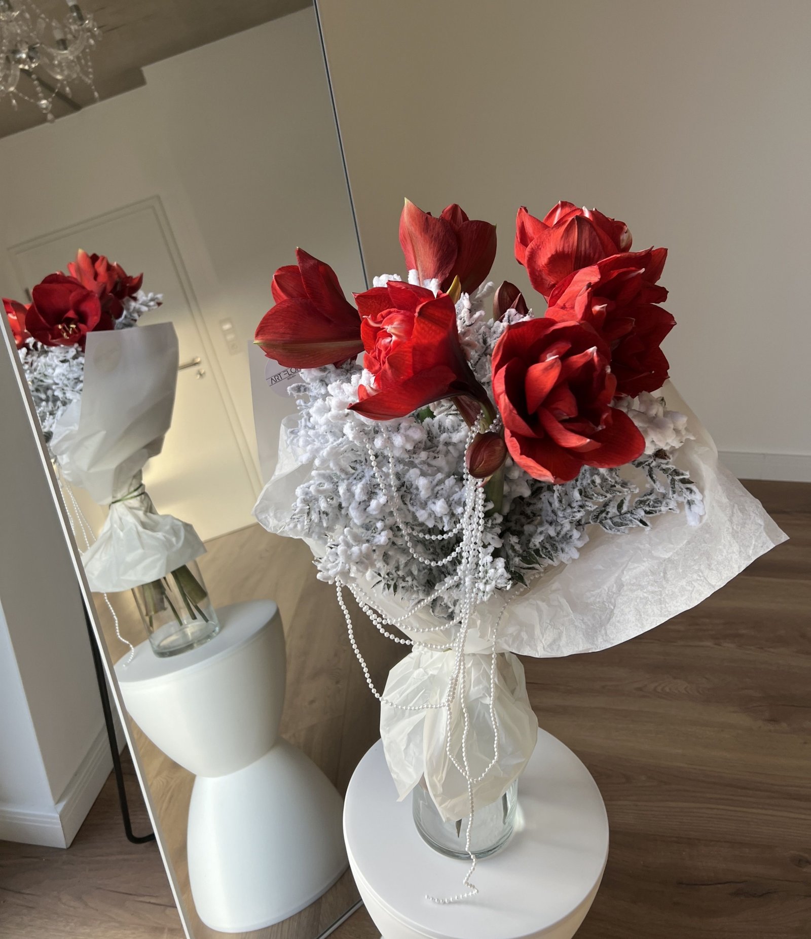 Blumenstrauß Amaryllis im Perlengarten mit rotem Amaryllis und weißen gefrosteten Zweigen