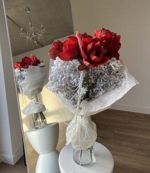 Festlicher Amaryllisstrauß mit Perlendeko und Schneeruscus in Rot und Weiß