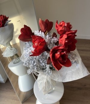 Eleganter Weihnachtsstrauß Amaryllis im Perlengarten mit winterlichen Details