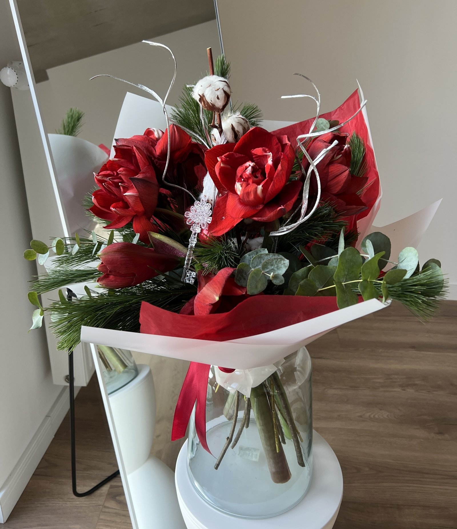 Blumenstrauß Amarylliszauber mit roten Amaryllis, Eukalyptus und Kiefernzweigen