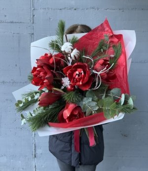 Winterlicher Strauß in Rot und Grün mit Amaryllis Nahaufnahme