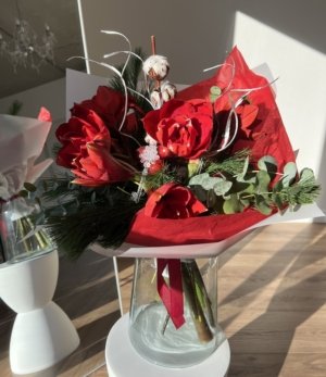 Eleganter Weihnachtsstrauß Amarylliszauber mit Amaryllis und Kiefern