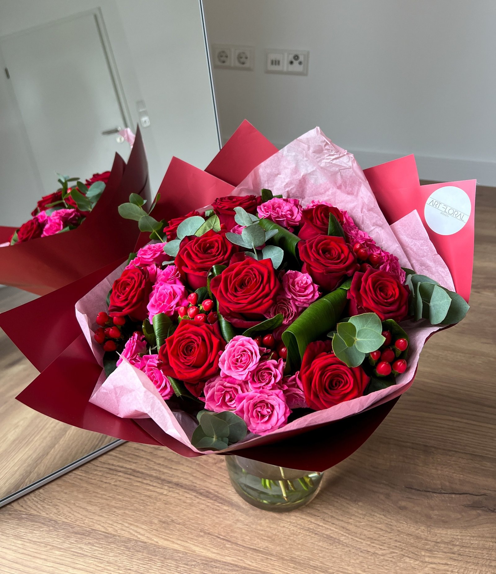 Blumenstrauß Rouge mit roten Rosen, pinken Sprayrosen und Hypericum