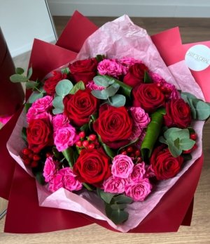 Moderner Blumenstrauß Rouge in roter Geschenkverpackung