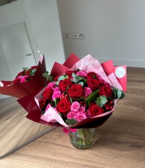 Blumenstrauß Rouge mit Rosen und Eukalyptus