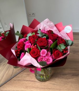 Roter Blumenstrauß Rouge mit Aspidistra und Eukalyptus