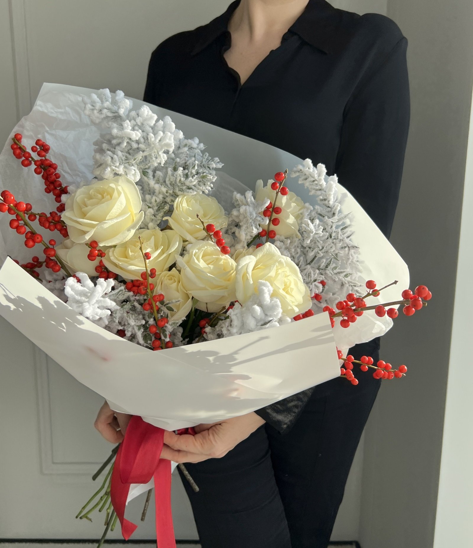 Blumenstrauß Rubine im Schnee mit weißen Rosen, rotem Ilex und gefrostetem Ruscus