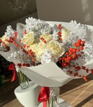 Winterstrauß in Weiß und Rot mit Ilexbeeren und schneeweißem Ruscus Nahaufnahme