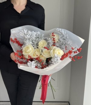 Festlicher Weihnachtsstrauß mit rotem Ilex und gefrosteten Zweigen Detailfoto