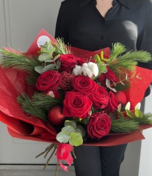 Blumenstrauß Weihnachtsglanz mit roten Rosen, Eukalyptus und Kiefernzweigen
