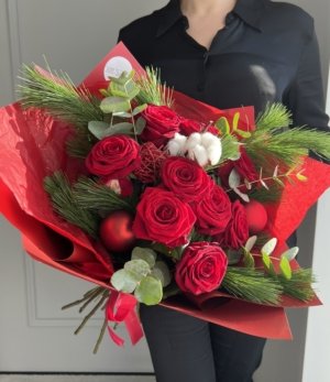 Festlicher Weihnachtsstrauß in Rot mit dekorativen Weihnachtskugeln Nahaufnahme