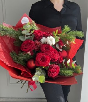 Winterstrauß Weihnachtsglanz mit roten Rosen und Tannengrün Detail