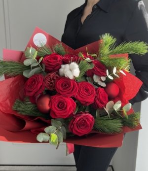 Eleganter Blumenstrauß Weihnachtsglanz mit Eukalyptus und weihnachtlicher Dekoration