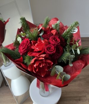 Blumenstrauß Weihnachtsglut mit roten Rosen, Amaryllis, Eukalyptus und Kiefernzweigen