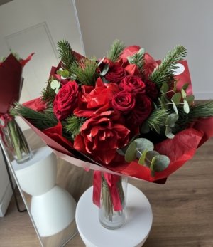 Roter Winterstrauß Weihnachtsglut mit Amaryllis und duftendem Eukalyptus