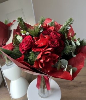 Festlicher Blumenstrauß Weihnachtsglut mit Kiefernzweigen und roten Rosen Detail