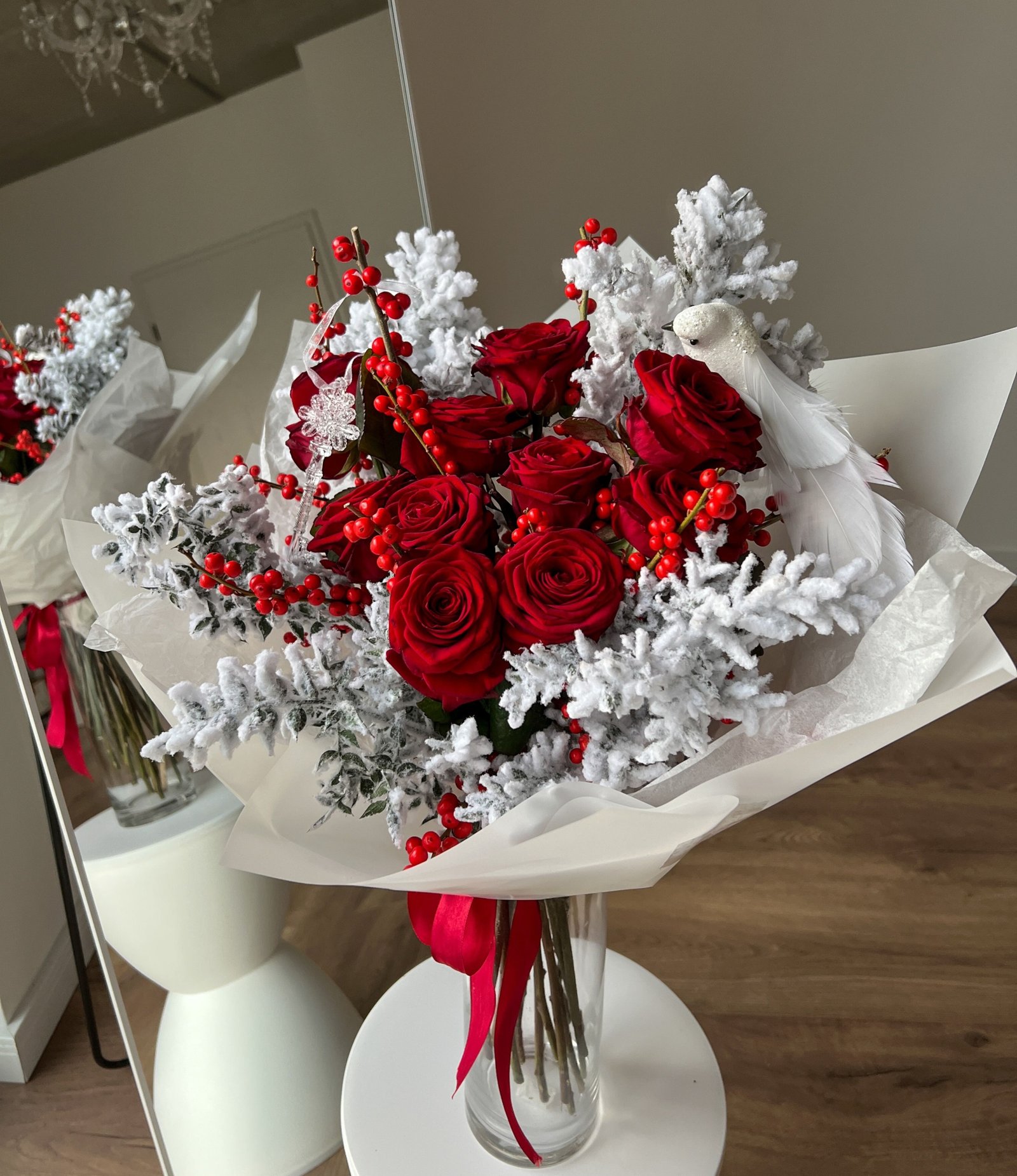 Blumenstrauß Wintermärchen mit roten Rosen, rotem Ilex und gefrostetem Ruscus