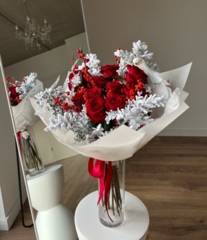 Weihnachtsstrauß in Rot mit weißer Vogel-Dekoration und transparentem Acrylschlüssel