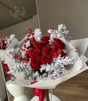 Festlicher Strauß mit Ilexbeeren, Schneeruscus und dekorativer weißer Vogel-Figur