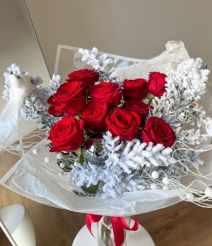 Blumenstrauß „Winterrose“ mit roter Rose und weißer Deko-Vogel-Figur in winterlicher Gestaltung.