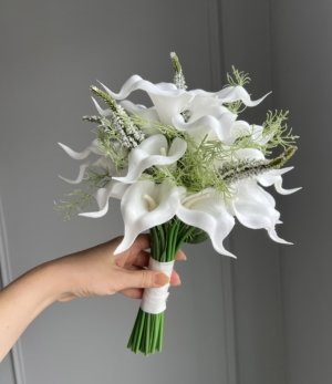 Eleganter Brautstrauß Bridal Calla in Weiß und Grün für Hochzeiten.