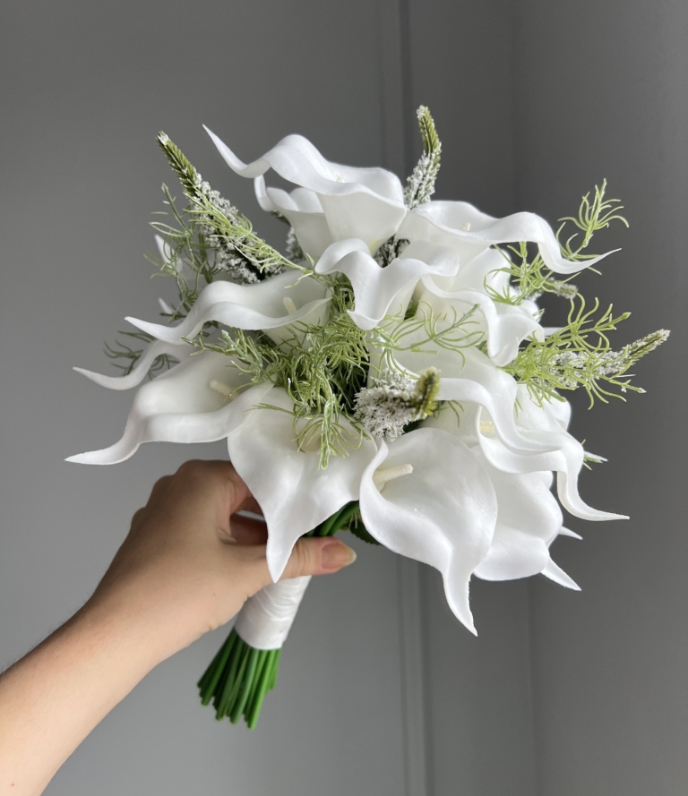 Künstlicher Hochzeitsstrauß Bridal Calla mit puristischen Calla-Blüten.