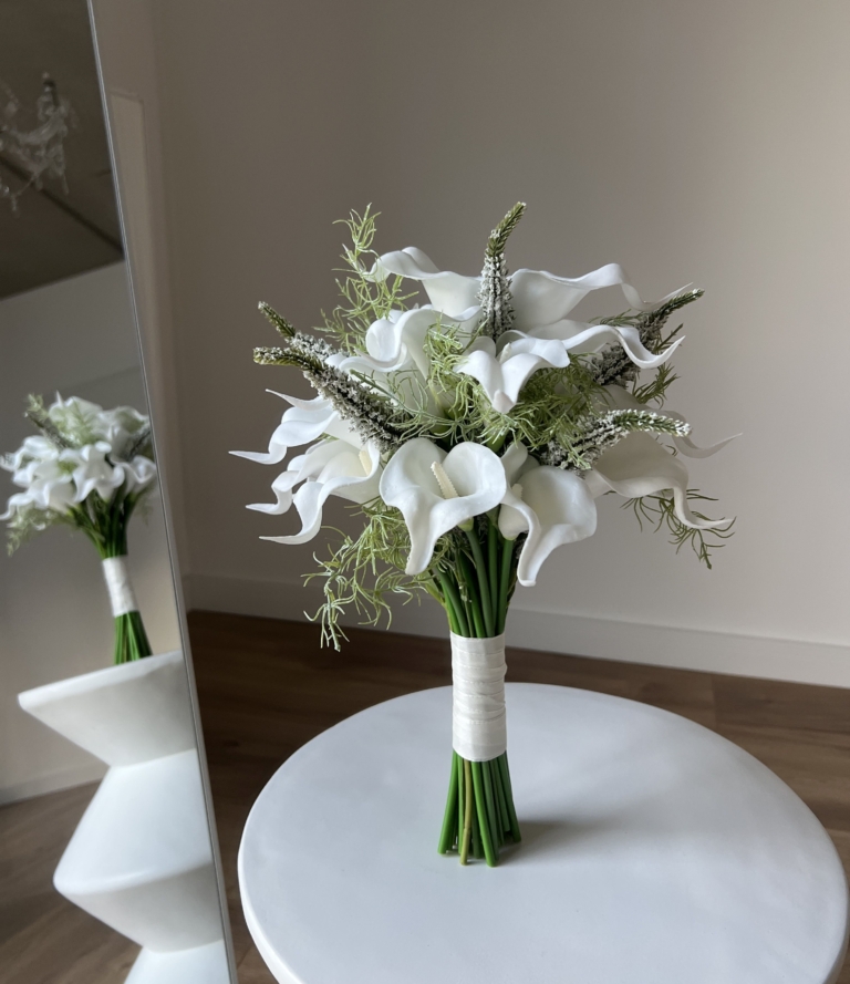 Modern gestalteter Brautstrauß Bridal Calla mit grüner Dekoration.